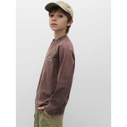 Reserved - Bawełniany longsleeve z nadrukiem - ciemnobrązowy ze sklepu Reserved w kategorii T-shirty chłopięce - zdjęcie 186705838