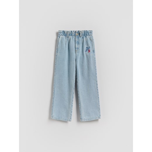 Reserved - Jeansy baggy z haftem - niebieski ze sklepu Reserved w kategorii Spodnie dziewczęce - zdjęcie 186705887
