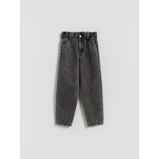 Reserved - Jeansy paperbag z haftem - szary ze sklepu Reserved w kategorii Spodnie dziewczęce - zdjęcie 186705908