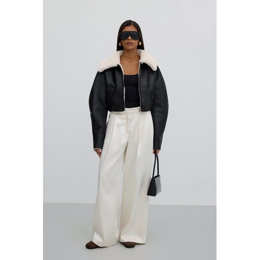 Estro: Krótki czarny kożuch z futrzanym kołnierzem Estro L Estro