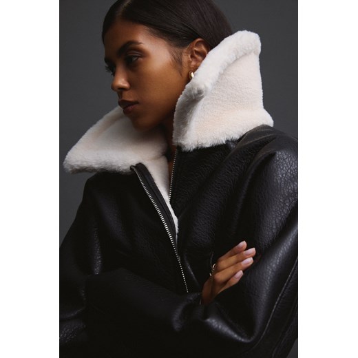 Estro: Krótki czarny kożuch z futrzanym kołnierzem Estro XS Estro