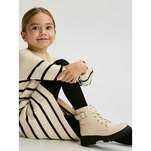 Reserved - Lakierowane botki za kostkę - kremowy ze sklepu Reserved w kategorii Buty zimowe dziecięce - zdjęcie 186711297
