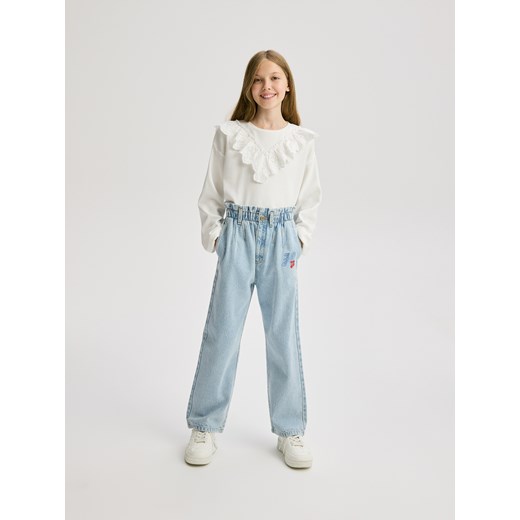 Reserved - Jeansy baggy z haftem - niebieski ze sklepu Reserved w kategorii Spodnie dziewczęce - zdjęcie 186712268