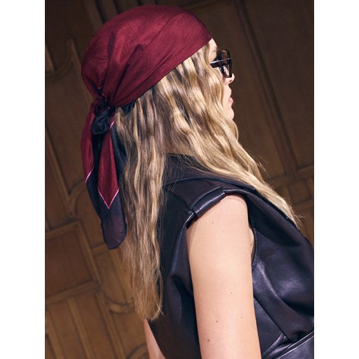 Mohito - Jedwabna apaszka - kasztanowy - id: 474HN-83X - marki Mohito - 186716889 Mohito - Jedwabna apaszka - kasztanowy ze sklepu Mohito w kategorii Szaliki i chusty damskie - zdjęcie 186716889