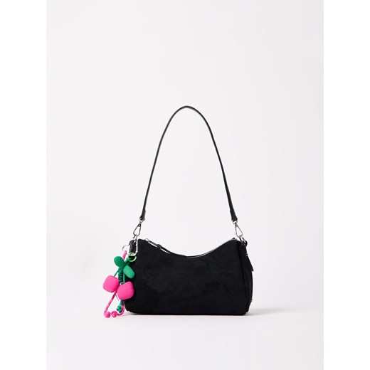 Mohito - Torebka z brelokiem - czarny - id: 886GD-99X - marki Mohito - 186717096 Mohito - Torebka z brelokiem - czarny ze sklepu Mohito w kategorii Listonoszki - zdjęcie 186717096