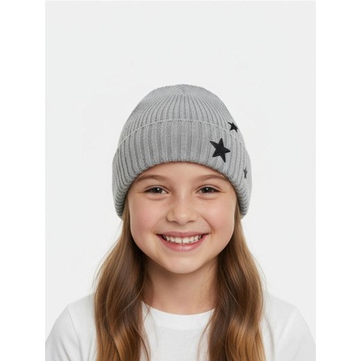 Sinsay - Prążkowana czapka beanie - szary - id: 098FG-09M - marki Sinsay - 186721856 Sinsay - Prążkowana czapka beanie - szary ze sklepu Sinsay w kategorii Czapki dziecięce - zdjęcie 186721856