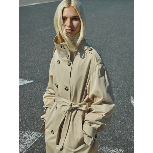 Reserved - Dwurzędowy trencz z paskiem - beżowy ze sklepu Reserved w kategorii Płaszcze damskie - zdjęcie 186723556