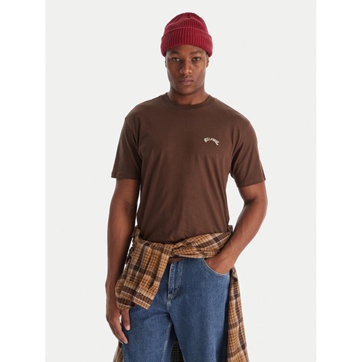 Billabong T-Shirt Arch Crew SS EBYKT00100 Brązowy Regular Fit - id: 0000305651099 - marki Billabong - 186729428 Billabong T-Shirt Arch Crew SS EBYKT00100 Brązowy Regular Fit ze sklepu MODIVO w kategorii T-shirty męskie - zdjęcie 186729428