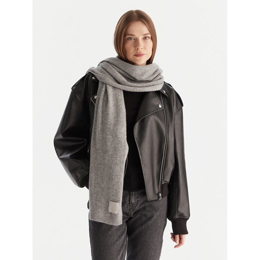 Szalik Calvin Klein Emblem LV04D8014G Szary ze sklepu eobuwie.pl w kategorii Szaliki i chusty damskie - zdjęcie 186732098