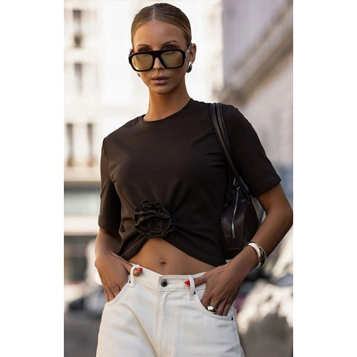 Czekoladowy t-shirt damski z marszczeniem i różą Elvie B56, Kolor czekoladowy, Rozmiar S, Ivon ze sklepu Primodo w kategorii Bluzki damskie - zdjęcie 186736226