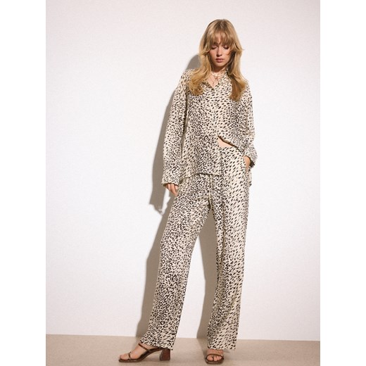 Mohito - Spodnie ze zwierzęcym printem - kremowy ze sklepu Mohito w kategorii Spodnie damskie - zdjęcie 186738595