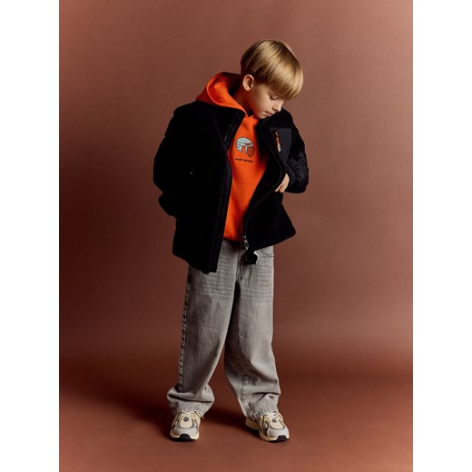 Reserved - Jeansy baggy z brelokiem - jasnoszary ze sklepu Reserved w kategorii Spodnie chłopięce - zdjęcie 186739589