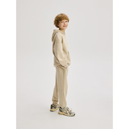 Reserved - Dzianinowe joggery - beżowy - id: 148FI-08X - marki Reserved - 186745177 Reserved - Dzianinowe joggery - beżowy ze sklepu Reserved w kategorii Spodnie chłopięce - zdjęcie 186745177