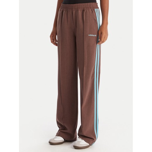 adidas Spodnie dresowe JX5308 Brązowy Regular Fit ze sklepu MODIVO w kategorii Spodnie damskie - zdjęcie 186746425