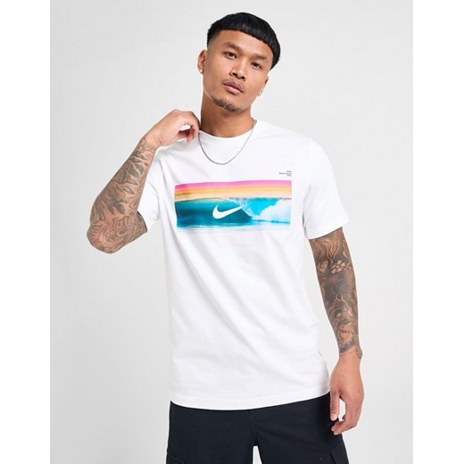 NIKE T-SHIRT U NSW TEE OC PHOTO 2 ze sklepu JD Sports  w kategorii T-shirty męskie - zdjęcie 186748248
