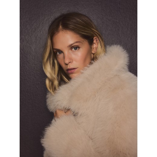 Reserved - Płaszcz ze sztucznego futra - jasnoszary ze sklepu Reserved w kategorii Futra damskie - zdjęcie 186748408