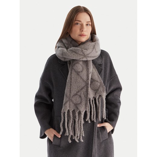 Calvin Klein Szalik Emblem Aop Brushed LV04D8072G Szary ze sklepu MODIVO w kategorii Szaliki męskie - zdjęcie 186752607