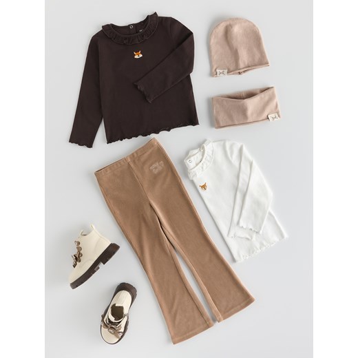 Reserved - Koszulka z falbanką przy dekolcie - ciemnobrązowy ze sklepu Reserved w kategorii Bluzki dziewczęce - zdjęcie 186755988