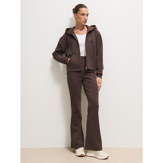 Mohito - Brązowe spodnie dresowe flare - brązowy ze sklepu Mohito w kategorii Spodnie damskie - zdjęcie 186758535