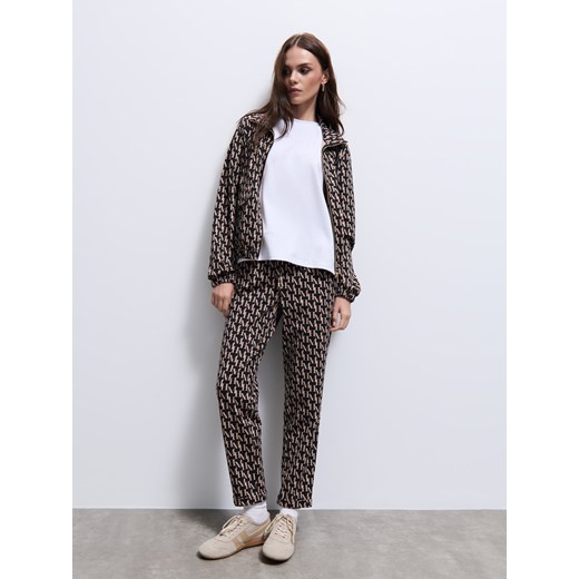Mohito - Dresowe joggery w monogram - czarny ze sklepu Mohito w kategorii Spodnie damskie - zdjęcie 186758936