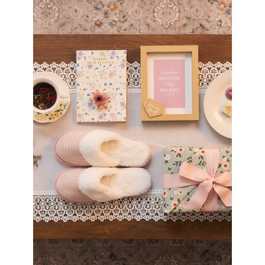 Sinsay - Ocieplane kapcie w kratę z futerkiem - różowy Sinsay 40/41 Sinsay