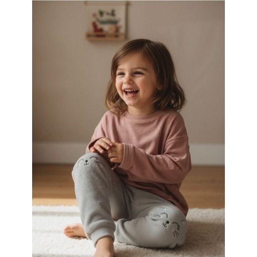 Sinsay - Spodnie jogger z haftowanym kotkiem - szary - id: 299HF-09X - marki Sinsay - 186762097 Sinsay - Spodnie jogger z haftowanym kotkiem - szary ze sklepu Sinsay w kategorii Spodnie dziewczęce - zdjęcie 186762097