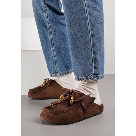 Brązowe Klapki z Imitacji Zamszu Zdobione Koralikami i Wiązaniem Lobbie ze sklepu born2be.pl w kategorii Klapki damskie - zdjęcie 186763529