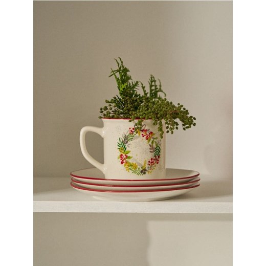Sinsay - Ceramiczny kubek świąteczny z motywem wieńca - wielobarwny - id: 055GI-MLC - marki Sinsay - 186773619 Sinsay - Ceramiczny kubek świąteczny z motywem wieńca - wielobarwny ze sklepu Sinsay w kategorii Kubki - zdjęcie 186773619