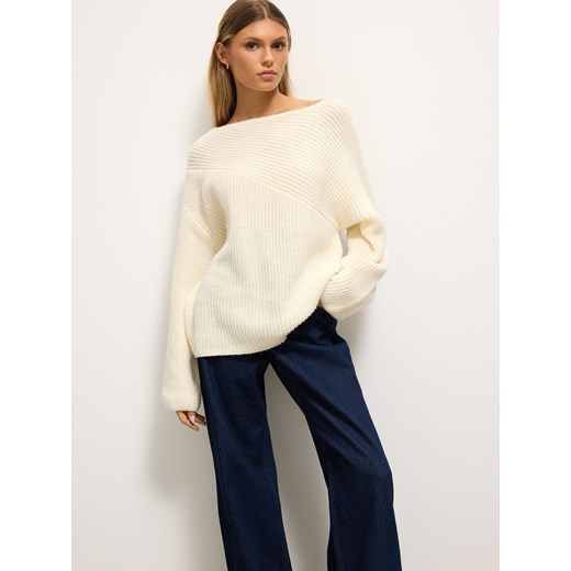 Mohito - Sweter oversize - kremowy - id: 560EQ-01X - marki Mohito - 186773935 Mohito - Sweter oversize - kremowy ze sklepu Mohito w kategorii Swetry damskie - zdjęcie 186773935