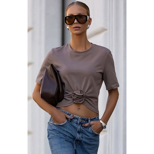 T-shirt damski z marszczeniem i różą latte Elvie B56, Kolor latte, Rozmiar M, Ivon ze sklepu Intymna w kategorii Bluzki damskie - zdjęcie 186777166