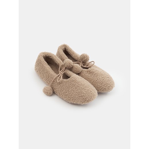 Sinsay - Kapcie z ozdobnymi pomponami - beżowy Sinsay 36/37 Sinsay