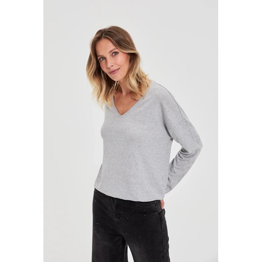 Sweter z dekoltem w serek szary ze sklepu Moodo.pl w kategorii Swetry damskie - zdjęcie 186778765