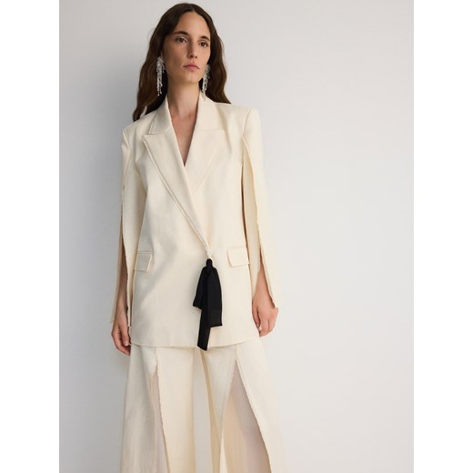 Reserved - Dwurzędowa marynarka z rozcięciami - kremowy ze sklepu Reserved w kategorii Marynarki damskie - zdjęcie 186782957