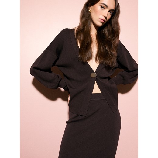 Mohito - Ciemnobrązowy kardigan z ozdobnym guzikiem - brązowy ze sklepu Mohito w kategorii Swetry damskie - zdjęcie 186785097