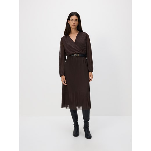 Reserved - Plisowana sukienka z paskiem - ciemnobrązowy ze sklepu Reserved w kategorii Sukienki - zdjęcie 186785915