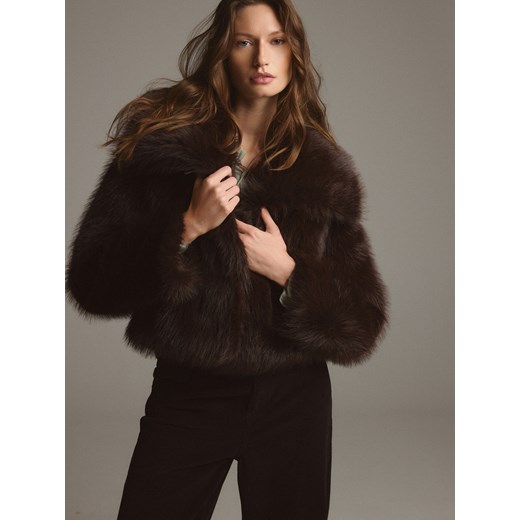 Reserved - Krótka kurtka ze sztucznego futerka - ciemnobrązowy ze sklepu Reserved w kategorii Futra damskie - zdjęcie 186787978