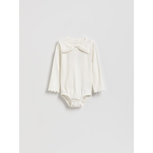 Reserved - Prążkowane body z aplikacją - złamana biel ze sklepu Reserved w kategorii Body niemowlęce - zdjęcie 186792715