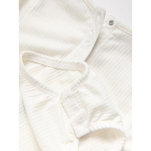 Reserved - Prążkowane body z aplikacją - złamana biel Reserved 92 (1 Reserved