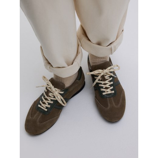 Reserved - Zamszowe sneakersy - ciemnozielony ze sklepu Reserved w kategorii Buty sportowe damskie - zdjęcie 186797456