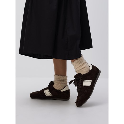 Reserved - Zamszowe sneakersy - ciemnobrązowy ze sklepu Reserved w kategorii Buty sportowe damskie - zdjęcie 186797537