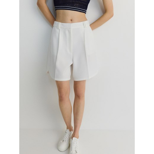 Reserved - Szorty z zakładkami - biały ze sklepu Reserved w kategorii Szorty - zdjęcie 186797936