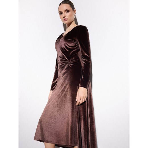 Mohito - Welurowa sukienka midi - ciemnobrązowy Mohito XS Mohito