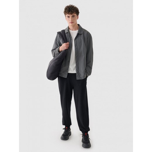 Męskie spodnie dresowe Outhorn OTHWAW24TTROM1218 - czarne ze sklepu Sportstylestory.com w kategorii Spodnie męskie - zdjęcie 186801239