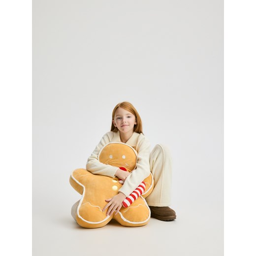 Reserved - Świąteczna poduszka piernikowy ludzik - beżowy ze sklepu Reserved w kategorii Poduszki dla dzieci - zdjęcie 186803457