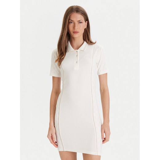 Guess Sukienka dzianinowa V5YK00 KCX12 Écru Regular Fit ze sklepu MODIVO w kategorii Sukienki - zdjęcie 186806289