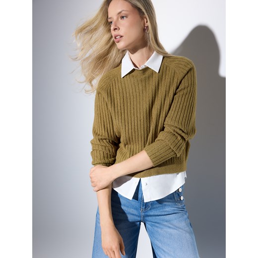 Mohito - Sweter z wszytą koszulą - oliwkowy - id: 555EQ-19X - marki Mohito - 186818569 Mohito - Sweter z wszytą koszulą - oliwkowy ze sklepu Mohito w kategorii Swetry damskie - zdjęcie 186818569