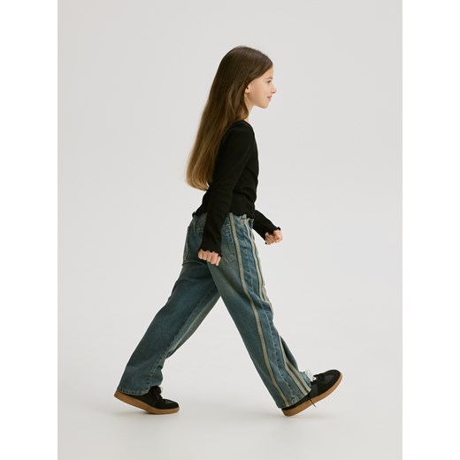 Reserved - Jeansy straight z lampasami - granatowy ze sklepu Reserved w kategorii Spodnie dziewczęce - zdjęcie 186818937