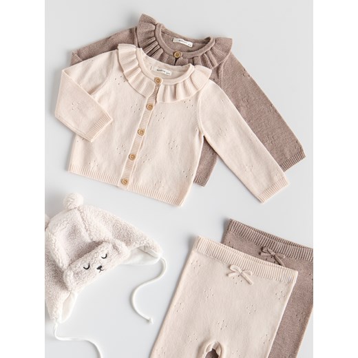 Reserved - Dzianinowy komplet z falbanką - złamana biel ze sklepu Reserved w kategorii Komplety niemowlęce - zdjęcie 186821426