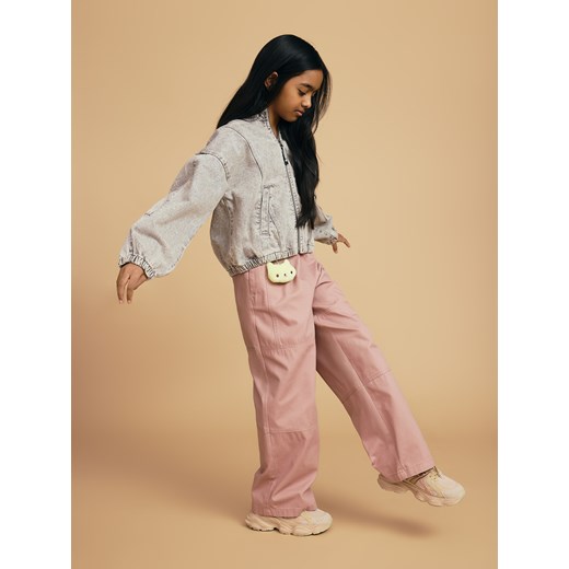 Reserved - Spodnie z breloczkiem - brudny róż ze sklepu Reserved w kategorii Spodnie dziewczęce - zdjęcie 186821535