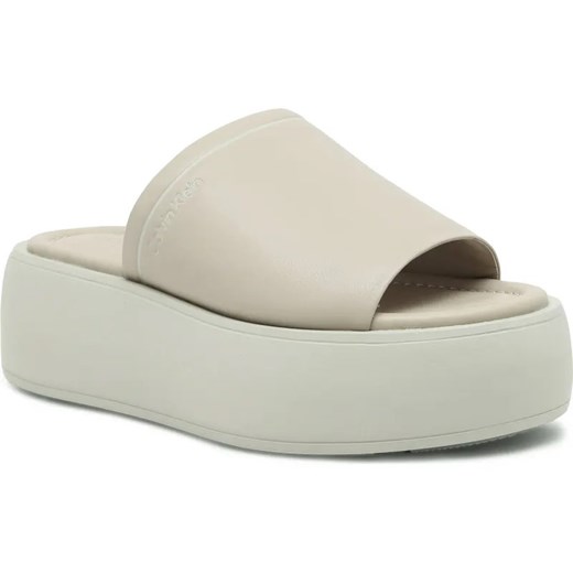 Calvin Klein Skórzane klapki FLATFORM SLIDE LTH ze sklepu Gomez Fashion Store w kategorii Klapki damskie - zdjęcie 186826068